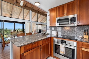 Appart'hôtel, plusieurs lits (Keauhou Punahele#B-308) | Cuisine privée | Four, grille-pain, serviettes en papier