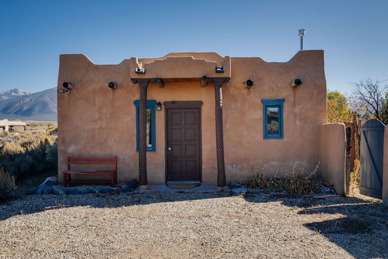 An ideal getaway, perfectly located between downtown and Taos Ski Valley