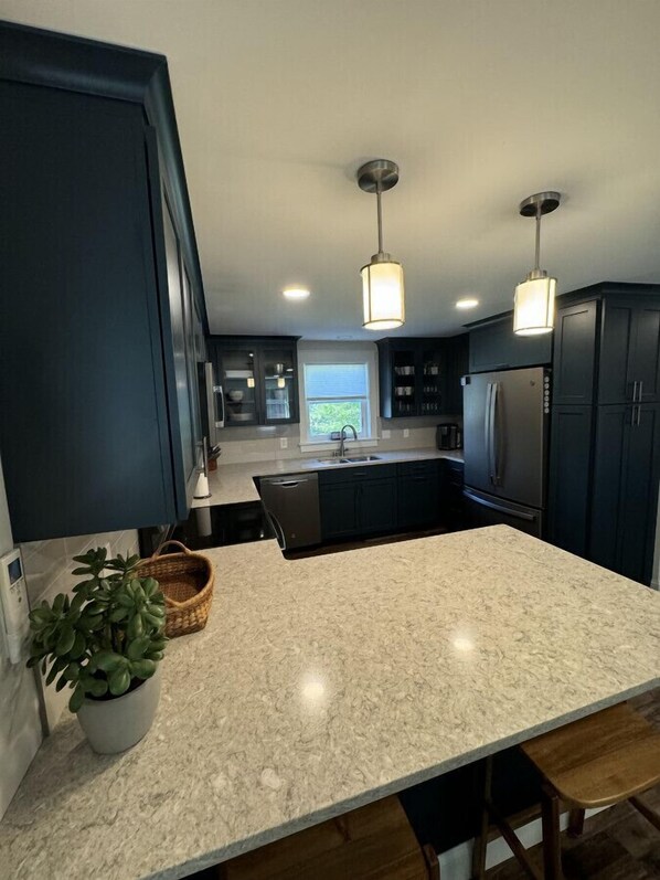 Réfrigérateur, micro-ondes, four, plaque de cuisson