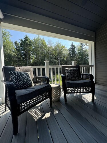 Cozy Modern Retreat 2 Bedroom Patio Fire Pit