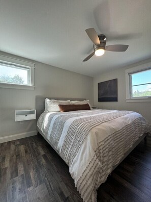 2 slaapkamers, een bureau, een strijkplank/strijkijzer, gratis wifi