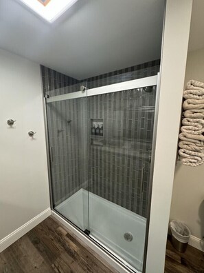 Een haardroger, handdoeken