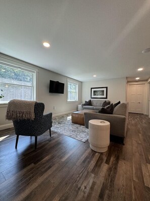 Smart TV - Cozy Modern Retreat 2 Bedroom Patio Fire Pit (Ellsworth)