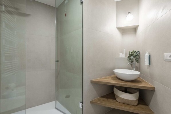 Dusche, Haartrockner, Bidet, Handtücher