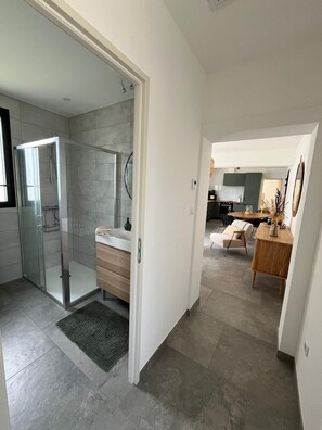 Dusche, Haartrockner, Handtücher, Seife