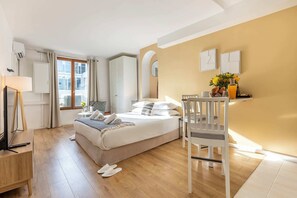 Een strijkplank/strijkijzer, gratis wifi, beddengoed