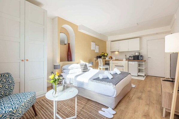 Een strijkplank/strijkijzer, gratis wifi, beddengoed