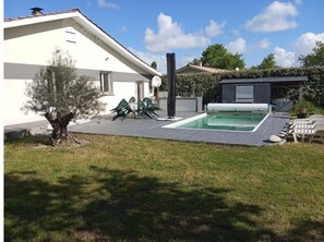Utomhuspool och uppvärmd pool