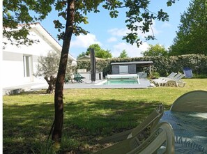 Una piscina al aire libre, una piscina climatizada