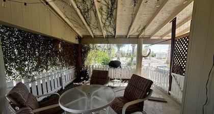 Secluded and Secure, Pet-friendly Desert Getaway. Your vacation awaits!