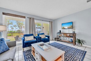 Apartment, 1 Queen-Bett und Schlafsofa (Nautical Watch E-3) | Wohnbereich | Fernseher