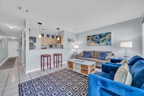 Apartment, 1 Queen-Bett und Schlafsofa (Nautical Watch E-3) | Wohnbereich | Fernseher