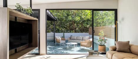 Deluxe Penthouse, City View | Living area