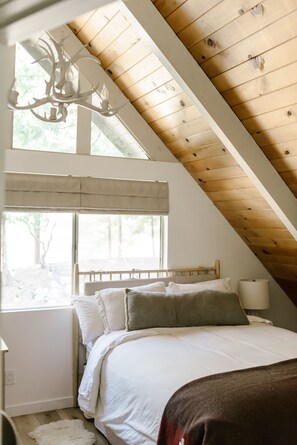 2 bedrooms, WiFi, bed sheets - Little Antler A-Frame / cozy, quiet, lake access (Lake Arrowhead)