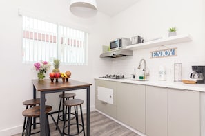 Apartamento Confort | Cocina privada | Frigorífico, microondas, cafetera o tetera y tostadora
