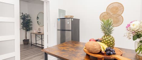 Departamento Confort | Cocina privada | Refrigerador, microondas, cafetera y tetera y tostadora
