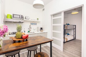 Departamento Confort | Cocina privada | Refrigerador, microondas, cafetera y tetera y tostadora 