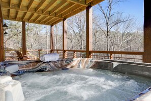 Outdoor spa tub - Blueridge GA area. Fishing Creek Cabin. Hot Tub, Arcades, Grill (Epworth)