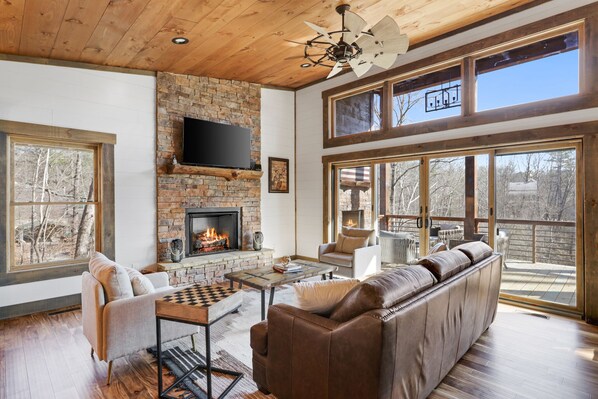 Smart TV, fireplace, books - Blueridge GA area. Fishing Creek Cabin. Hot Tub, Arcades, Grill (Epworth)