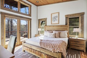 3 bedrooms, desk, iron/ironing board, travel cot - Blueridge GA area. Fishing Creek Cabin. Hot Tub, Arcades, Grill (Epworth)