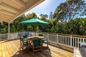 Outdoor dining - Nikau Cottage - Palm Beach Holiday Home (Waiheke Island)