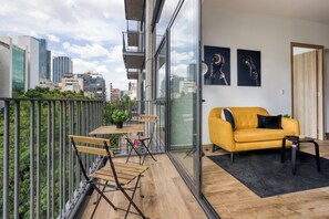 City Apartment | Living area | 32-inch Smart TV with digital channels - Forma Reforma by Mr. W (Mexico City)