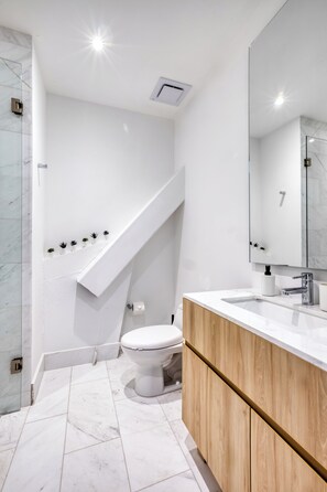 Ducha, pantuflas, toallas, shampoo