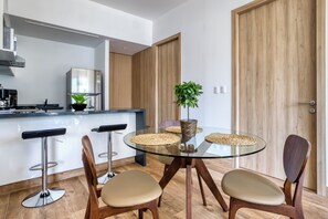 Appartement Ville | Aire de séjour | Téléviseur connecté de 32 po avec télévision numérique