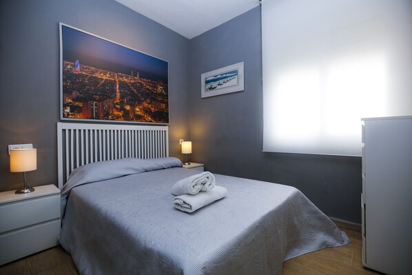 1 habitación, tabla de planchar con plancha, wifi gratis y ropa de cama