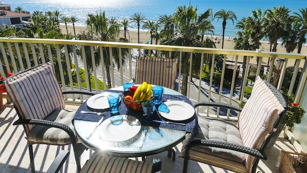 Outdoor dining - VENUS - AirCon Apartment with sea views (Salou)