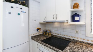 Coffee/tea maker, fridge, microwave, oven - VENUS - AirCon Apartment with sea views (Salou)