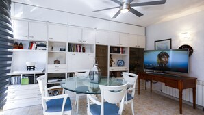 Dining - VENUS - AirCon Apartment with sea views (Salou)