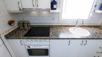 Frigorífico, microondas, horno y cafetera o tetera