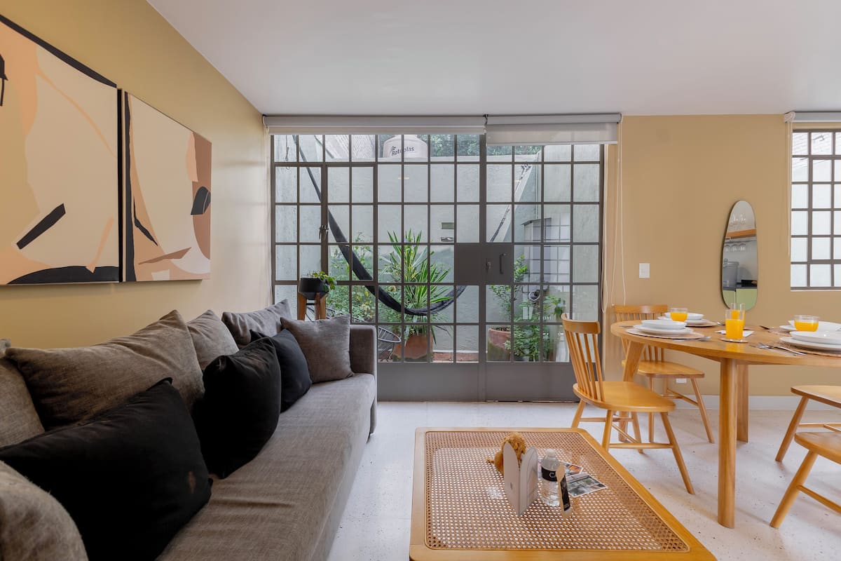 Apartemen Basic | Ruang keluarga | TV layar datar