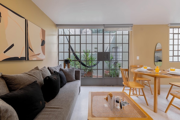Apartemen Basic | Ruang keluarga | TV layar datar