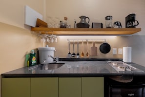 Apartemen Klasik | Dapur pribadi | Lemari es dan microwave