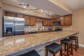 Fridge, microwave, oven, stovetop - Walk in level/indoor and outdoor pool/Golf Discounts (Branson)