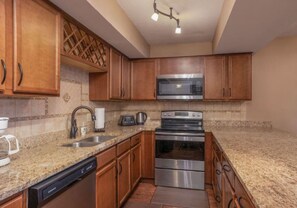 Fridge, microwave, oven, stovetop - Walk in level/indoor and outdoor pool/Golf Discounts (Branson)