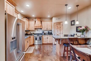 Fridge, microwave, oven, stovetop - “Perfect Winter Escape” Hot Tub, Ski Slopes, and Scenic Views Await You! (Heber City)