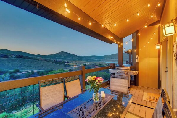 Outdoor dining - “Perfect Winter Escape” Hot Tub, Ski Slopes, and Scenic Views Await You! (Heber City)