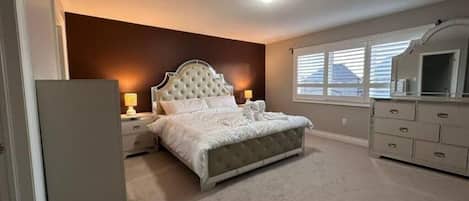4 habitaciones, escritorio, tabla de planchar con plancha y wifi