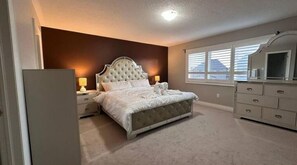 4 bedrooms, desk, iron/ironing board, WiFi - Simms Entire Home Brampton (Brampton)