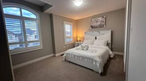 4 Schlafzimmer, Schreibtisch, Bügeleisen/Bügelbrett, WLAN