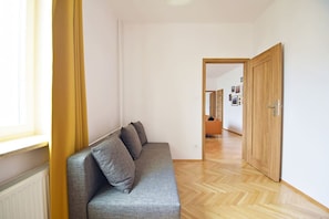 Smart TV, books - Warsaw City View Apartment - 63m2, Top Location, Workspace - by Rentujemy (Warszawa)
