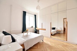 2 bedrooms, desk, iron/ironing board, free WiFi - Warsaw City View Apartment - 63m2, Top Location, Workspace - by Rentujemy (Warszawa)