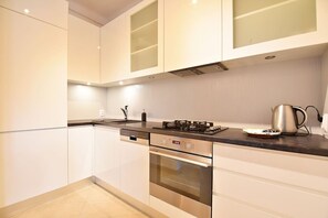Fridge, oven, stovetop, dishwasher - Warsaw City View Apartment - 63m2, Top Location, Workspace - by Rentujemy (Warszawa)