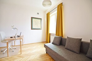 Smart TV, books - Warsaw City View Apartment - 63m2, Top Location, Workspace - by Rentujemy (Warszawa)