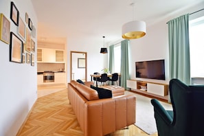 Smart TV, books - Warsaw City View Apartment - 63m2, Top Location, Workspace - by Rentujemy (Warszawa)