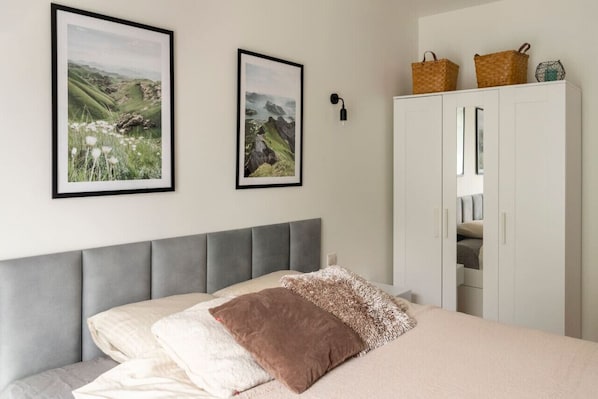 1 chambre, bureau, fer et planche à repasser, accès au Wi-Fi (inclus)