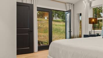 3 bedrooms, desk, iron/ironing board, travel crib